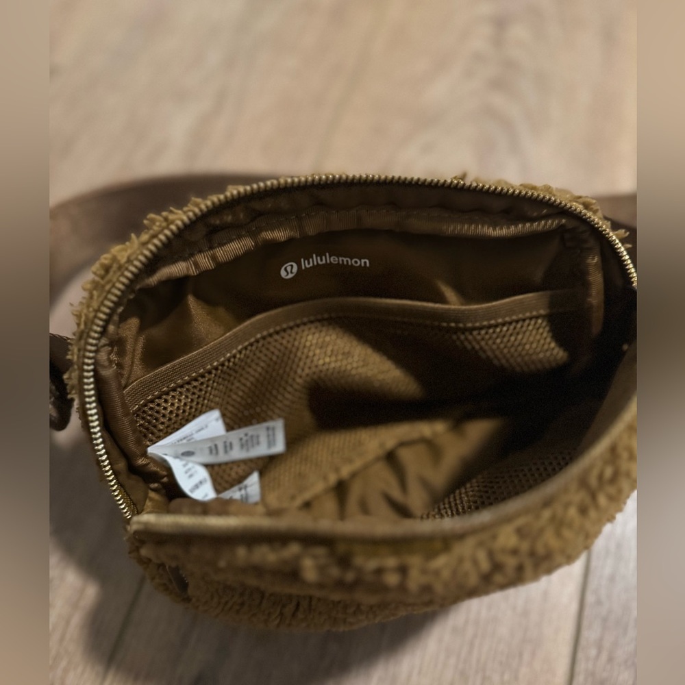 lululemon Sherpa everywhere belt bag - Picture 6 of 10